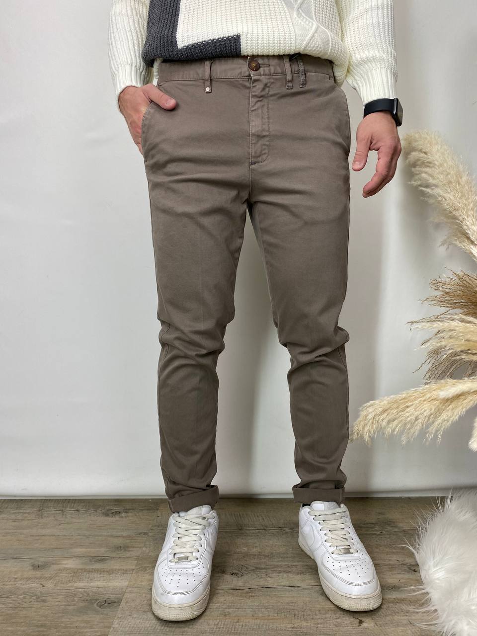 Pantaloni chino color fango in cotone manopesca con dettagli a contrasto ottanio e arancio