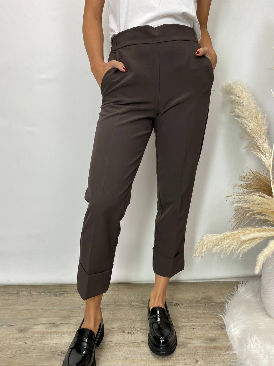 Pantalone slim in tessuto tecnico color moro con elastico in vita sul retro e risvolto alla caviglia