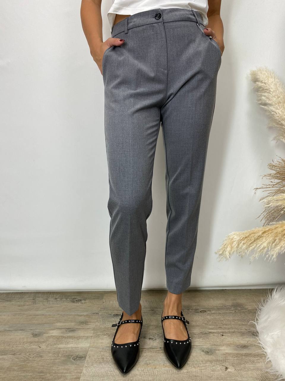 Pantalone slim in viscosa fango/grigio con tasche applicate e chiusura con zip