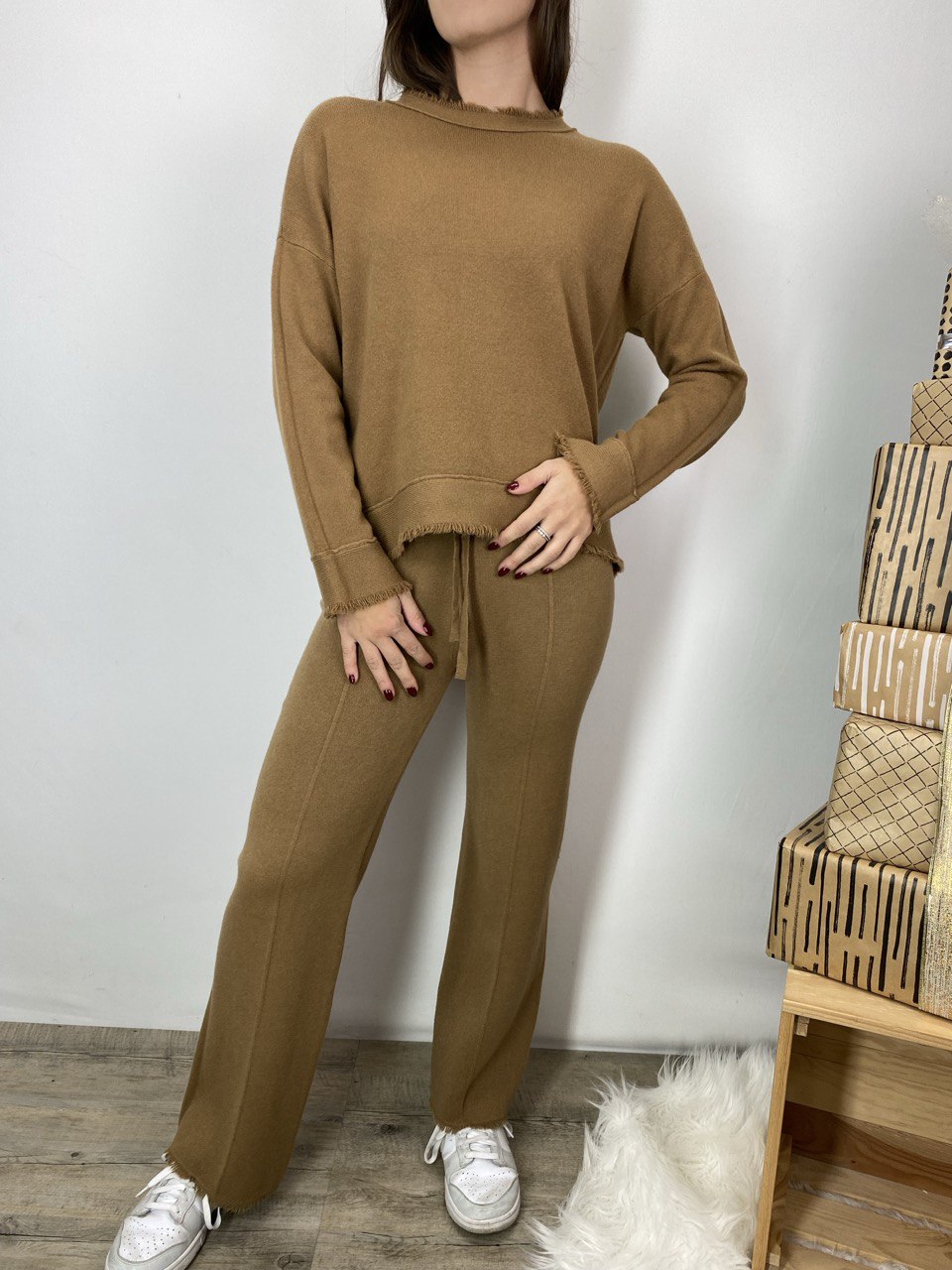 Coordinato jersey maglioncino e pantalone cammello